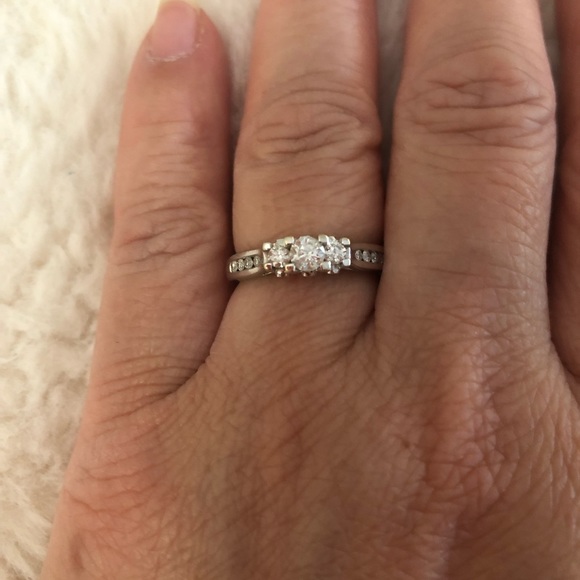 🌺TODAY ONLY 🌺Beautiful Diamond ring set in 14k white gold Size 7 - Picture 1 of 6